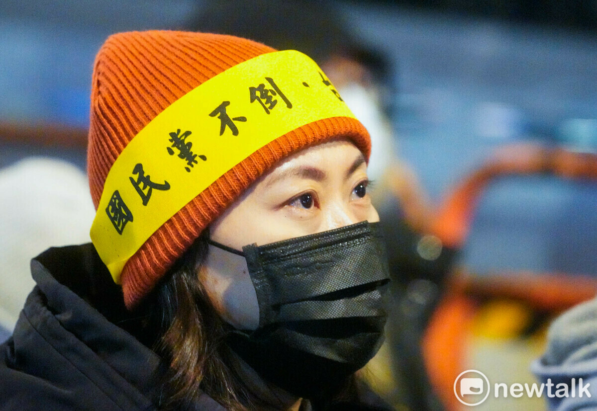 一位市民頭綁『國民黨不倒 台灣不會好』黃布條，聲援冬季青鳥在台北行動。 圖：張良一/攝
