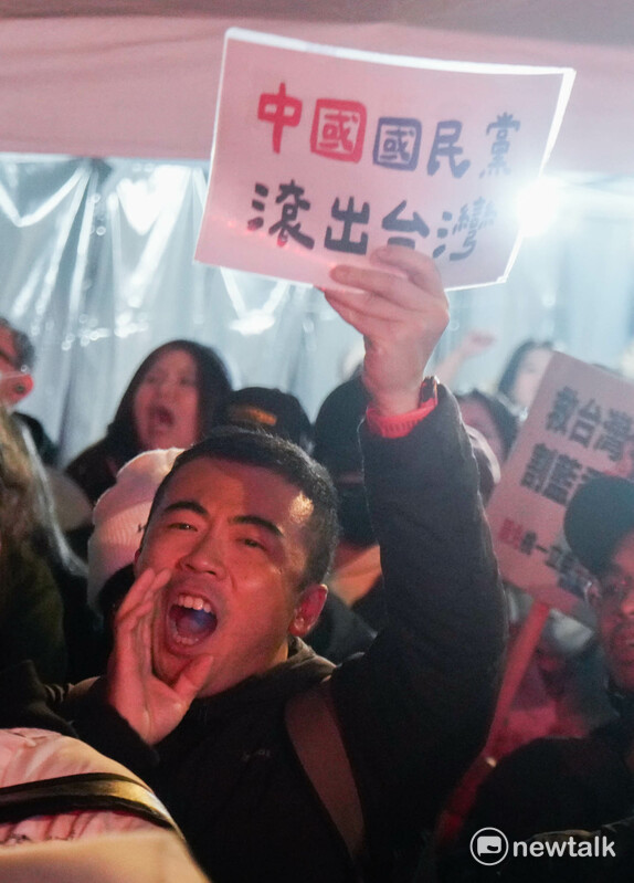 一位市民拿著『中國國民黨滾出台灣』手板，聲援在國民黨中央黨部前舉行的冬季青鳥在台北行動。 圖：張良一/攝