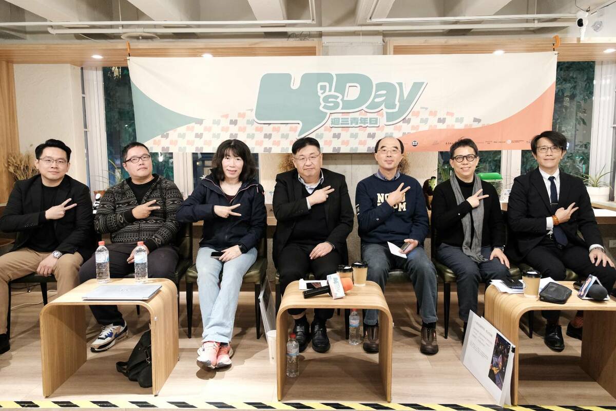 舞台上由左至右依序為吳定謙、游家牧、江雅綺、胡博硯、陳秉訓、王維菁、董思齊。 圖：Y’s Day「週三青年日」提供