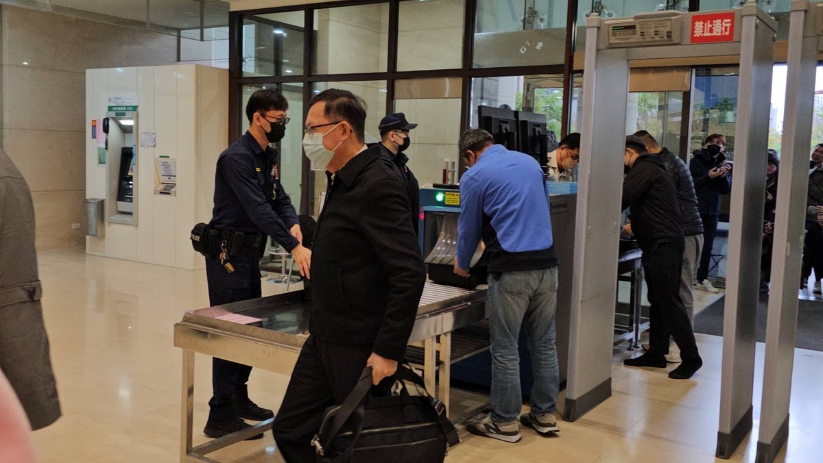 交保113天後，前桃園市長鄭文燦涉貪污案，今（19）日首次出席準備程序庭。 圖:林昀真拍攝