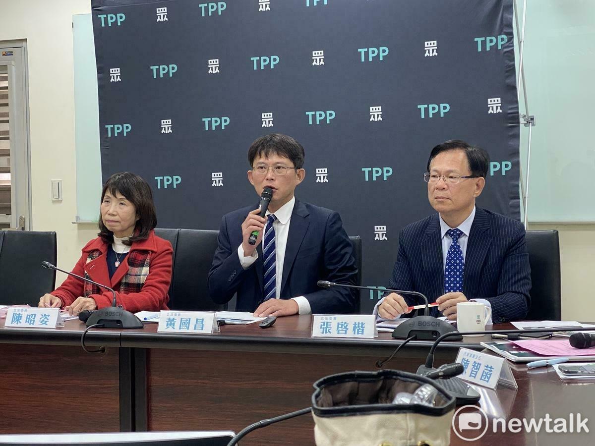 民眾黨團總召黃國昌（中）、立委陳昭姿（左）、張啓楷（右）。 圖：周煊惠 / 攝