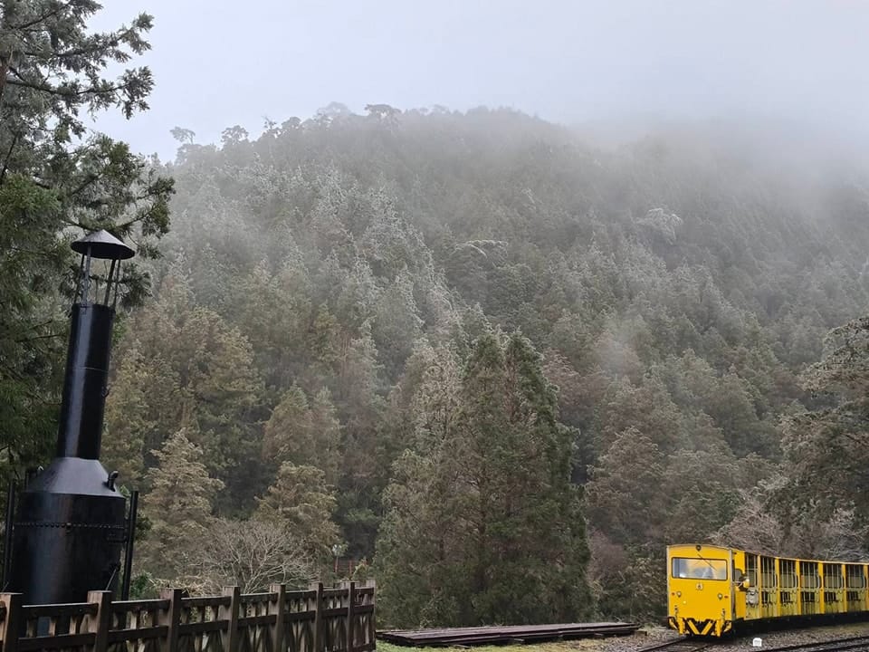 受大陸冷氣團低溫影響，太平山遊樂園區內陸續出現霧淞現象，為山谷披上銀白色薄紗。 圖：翻攝自太平山國家森林遊樂園區臉書