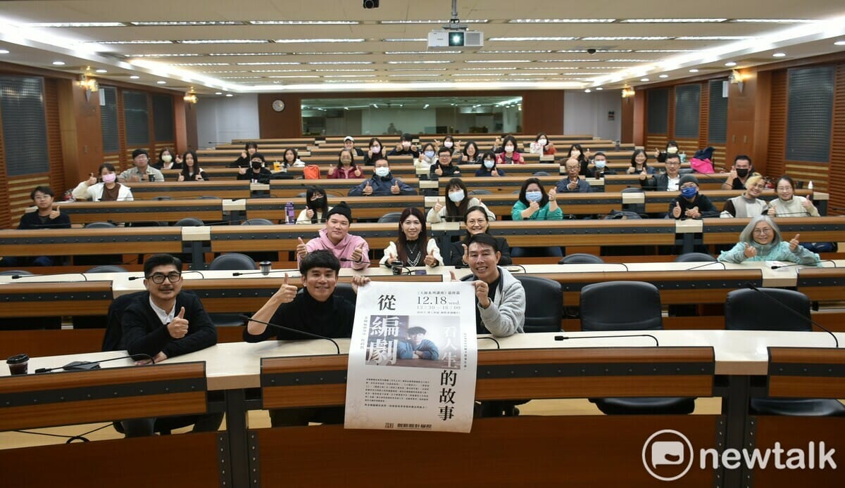 金鐘編劇杜政哲難得現身高雄，並以「從編劇看人生故事」為題發表演講。 圖：孫家銘攝