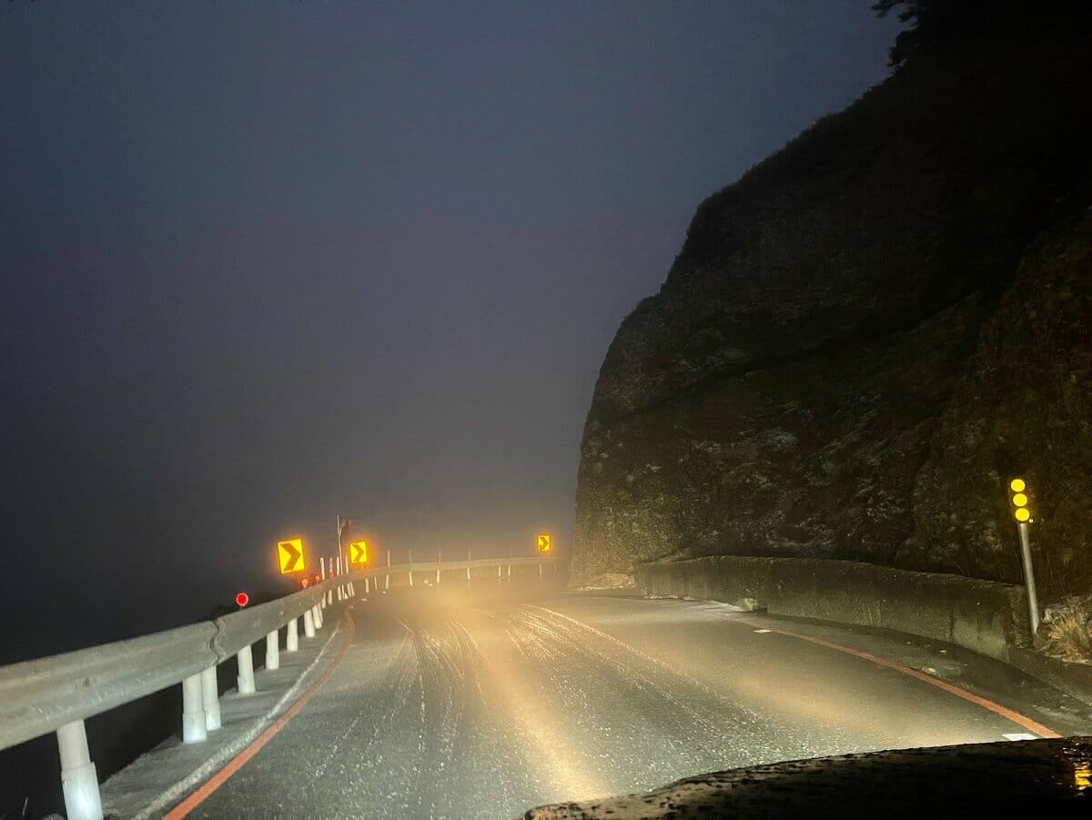 公路局宣布19日上午6時30分起，於台14甲線武嶺至松雪樓路段實施交通管制，車輛必須加掛雪鍊才能通行。 圖：公路局／提供