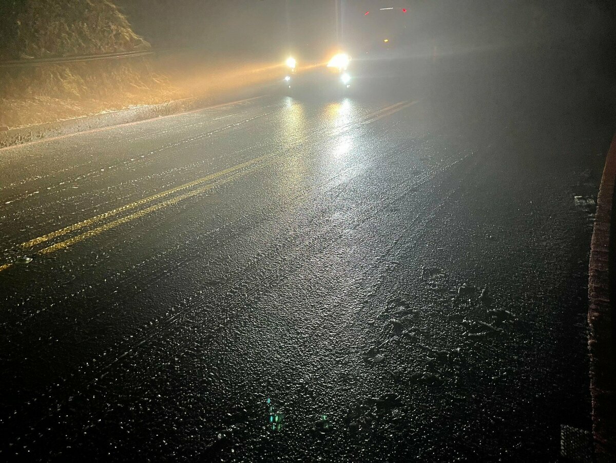低溫易使路面結冰，導致車輛失控打滑；積雪融化後的濕滑地面更容易造成意外。 圖：公路局／提供