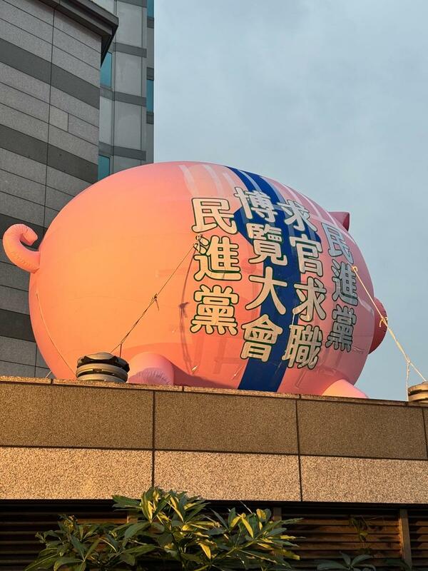 面對青鳥來抗議，國民黨以各種網路梗諷刺作為反擊。 圖：國民黨文傳會/提供