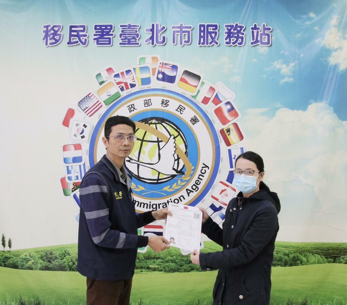 移民署和政大緊急協助趕辦陸生家屬來台文件。 圖：移民署提供