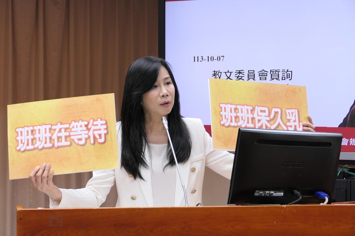 國民黨立委萬美玲3日現身立法院，針對媒體詢問有關兒霸凌等事，她都沒回應。 圖：萬美玲辦公室/提供