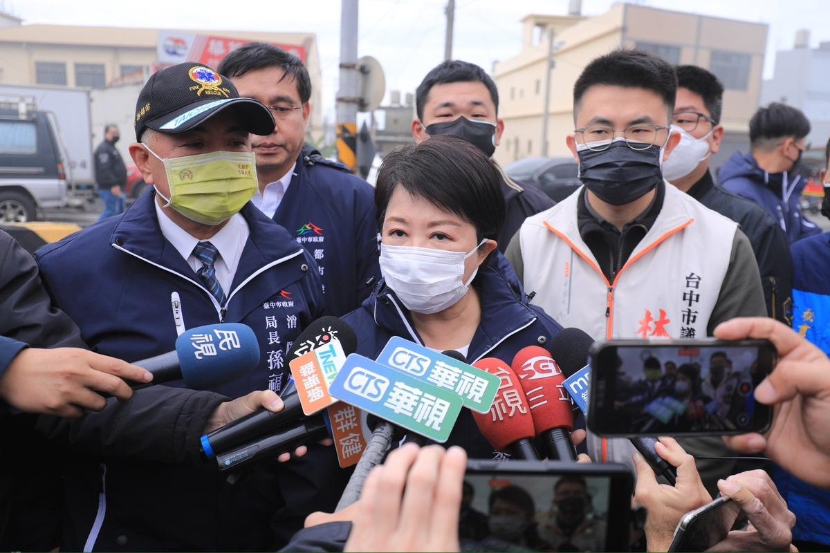 盧秀燕到現場關心搶救進度。 圖：台中市政府/提供