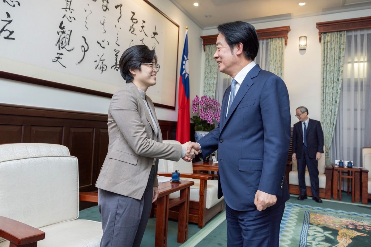 總統賴清德接見《臺灣漫遊錄》作者楊双子及譯者金翎。 圖：總統府提供