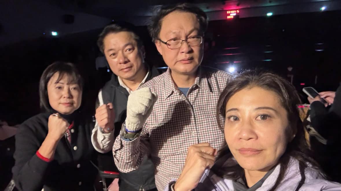 民進黨立委林楚茵、林月琴等人已進入議場，將守夜防藍營闖關惡法。 圖：翻攝自林楚茵臉書