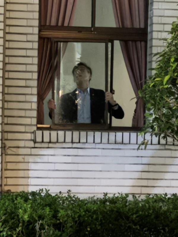 民進黨立委拆下議場側門窗戶，以提前進入議場。 圖：王鴻薇辦公室/提供