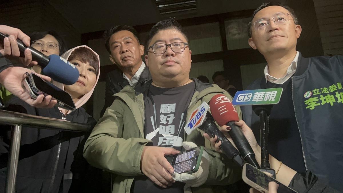 民進黨團已進入議場死守主席台，書記長蔡易餘表示，全面應戰、做好準備。 圖：讀者提供