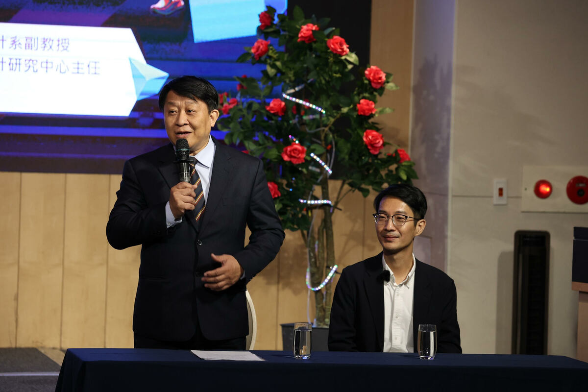 高雄大學陳啟仁(左)、工藝與創意設計學系副教授王政弘(右)。 圖：高雄大學提供
