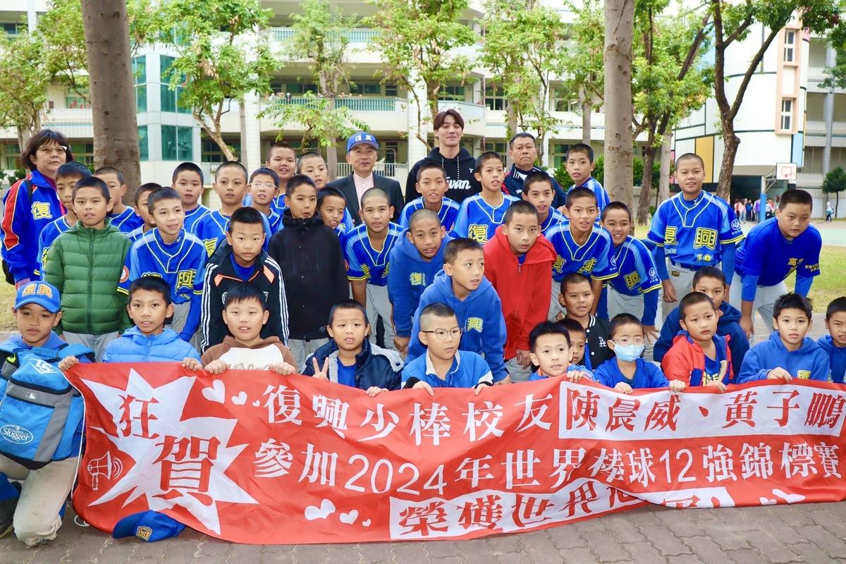 陳晨威(中)與棒球隊的小學弟合影。 圖：高雄市教育局提供