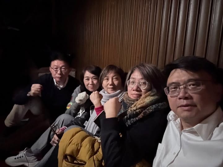 民進黨立委堅守議場，防堵國民黨強推爭議三法。 圖：翻攝自范雲臉書