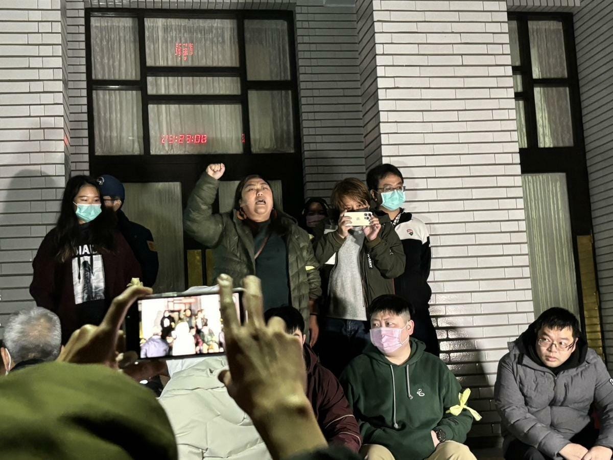 綠委助理在議場側門直嗆傅崐萁「國民黨毀憲亂政！傅崐萁毀憲亂政！」 圖：讀者提供