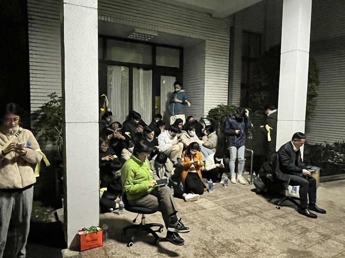 立院議場側門（青島東路側）由綠委林岱樺、李坤城及助理們守著。 圖：金大鈞/攝