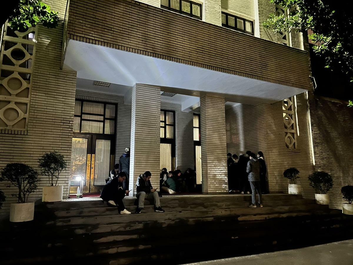 議場後門由民進黨立委楊曜、陳冠廷與助理們守著。 圖：金大鈞/攝