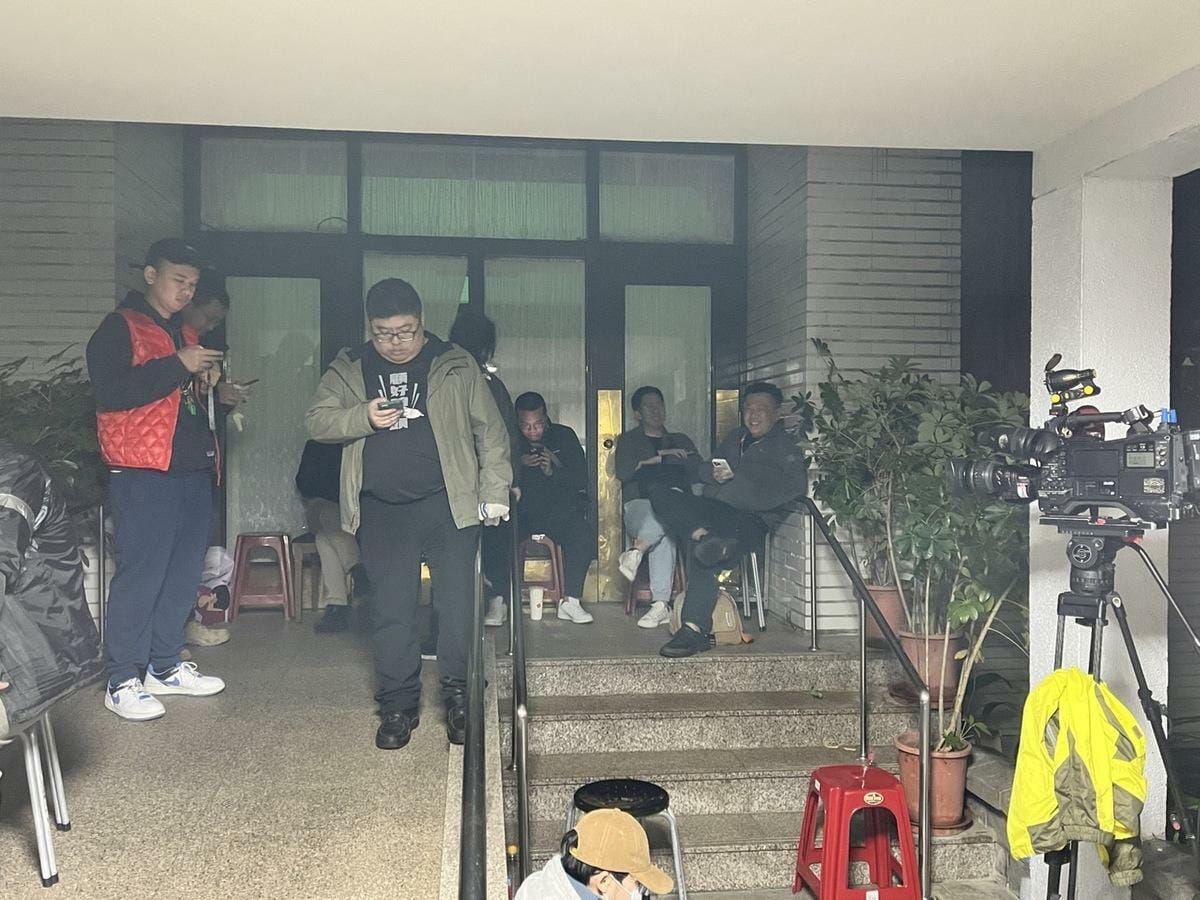立院議場側門（濟南路側）由綠委蔡易餘、陳亭妃及助理們守著。 圖：金大鈞/攝