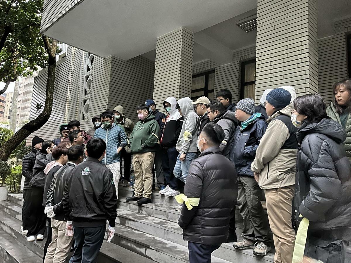 民進黨團書記長蔡易餘一早向綠委及助理商討策略。 圖：金大鈞/攝