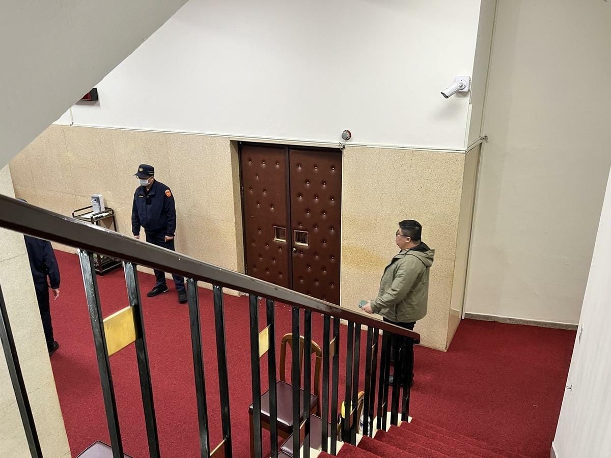 民進黨團封鎖議場後門出入主席台兩側大門，門內用椅子堆疊形成障礙。 圖：金大鈞/攝