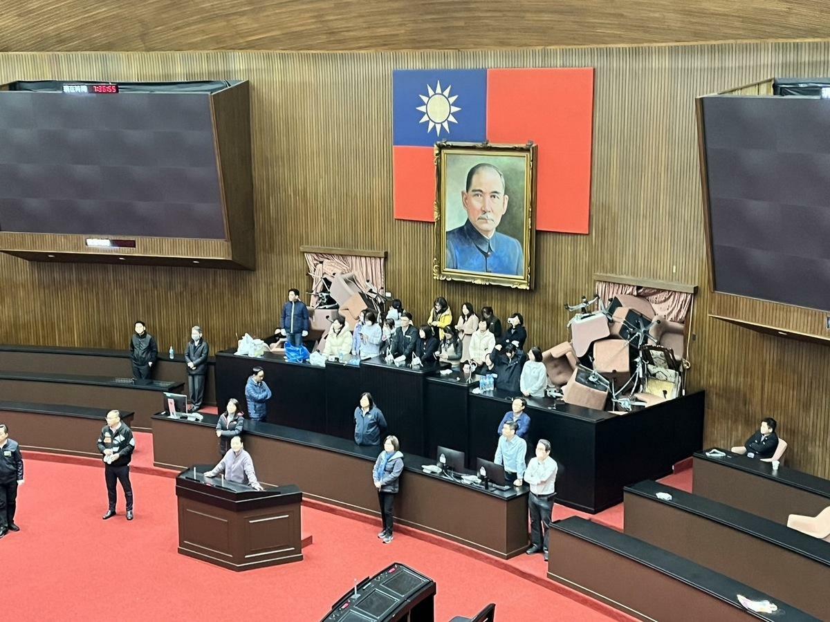 立法院議場內畫面曝光，綠委將椅子堆疊組成障礙，防藍委趁隙闖入。 圖：金大鈞/攝