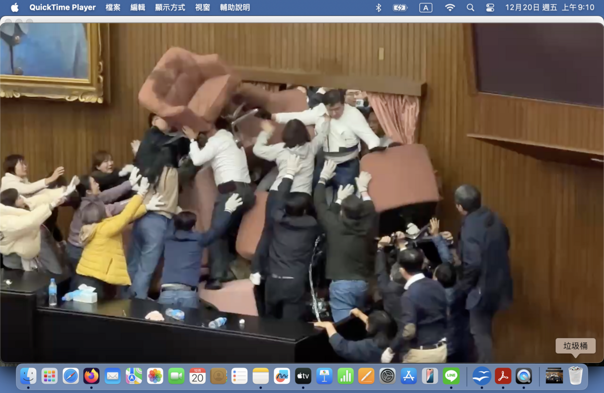 國民黨立委攻破主席台後方一個大門，正與民進黨立委推擠。 圖：翻拍自張良一影片