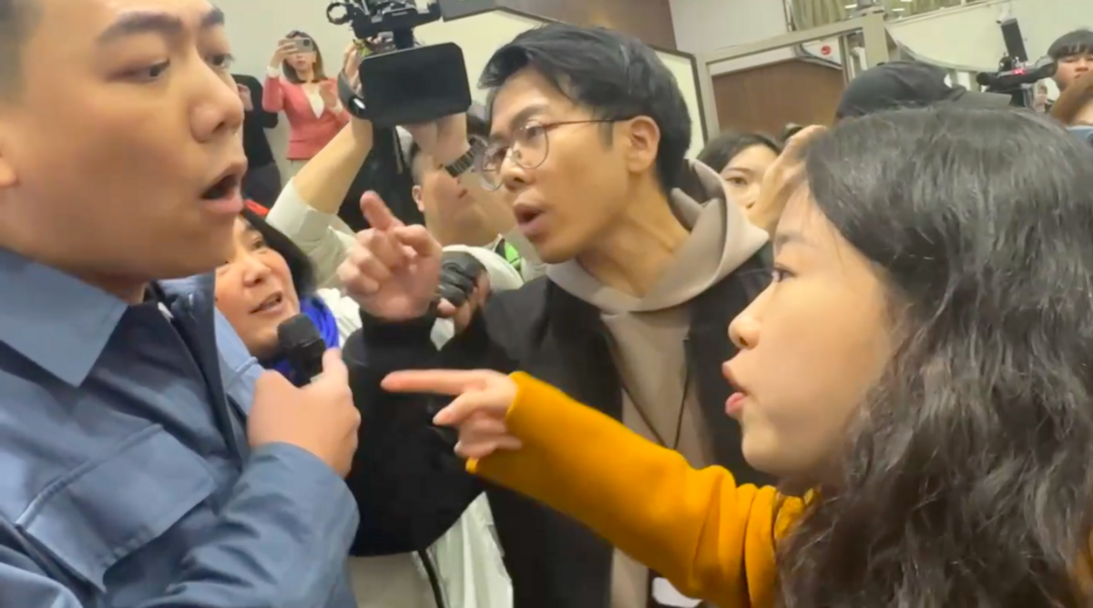 藍綠立委在議場2樓記者席叫囂對罵，讓主席台衝突瞬間緩和。 圖：翻攝自讀者提供影片