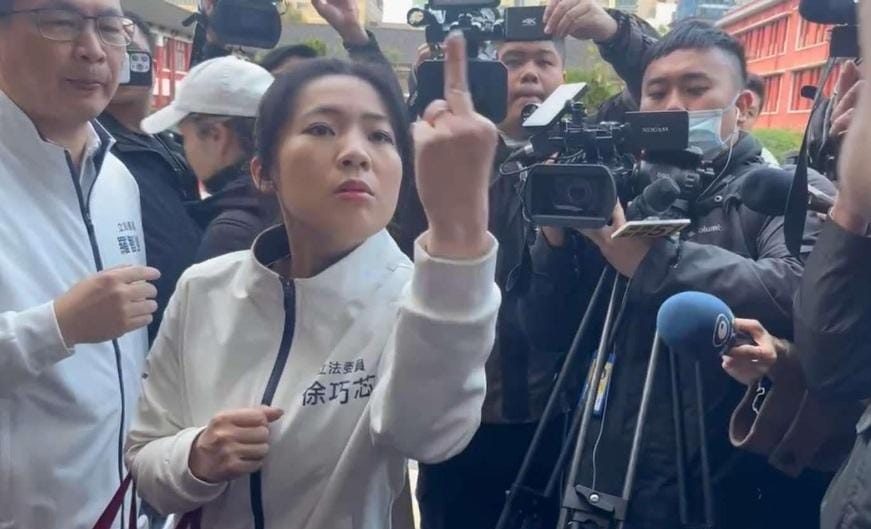 泰慧珠在政論節目廣告時間「吐真言」，直言徐巧芯當上立委後比中指、穿睡衣這些奇奇怪怪的事，一直走極端，慢慢就「走火入魔」了。 圖：取自周軒臉書（資料照）