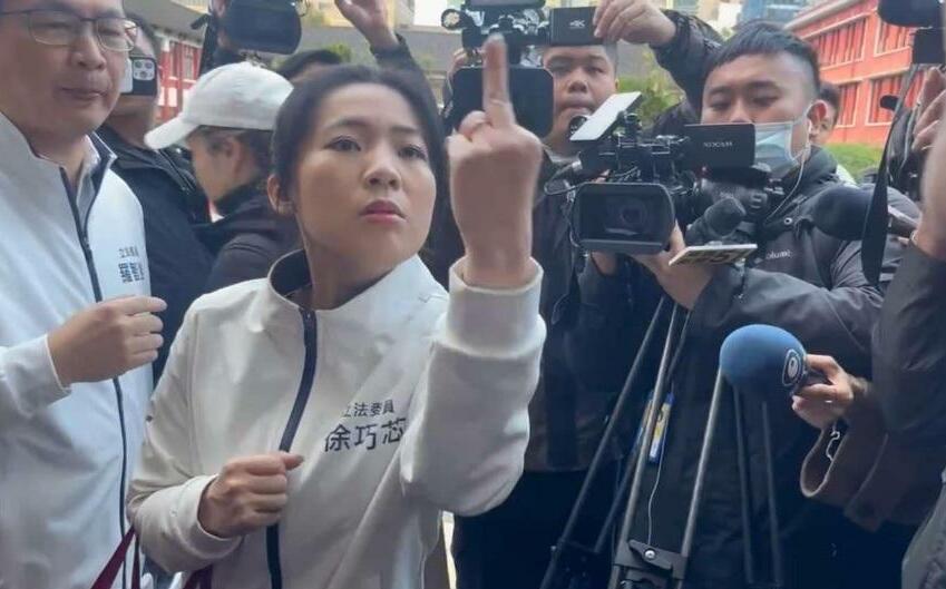 徐巧芯朝綠委比中指！綠委群批：詐騙黨立委的素質就是如此