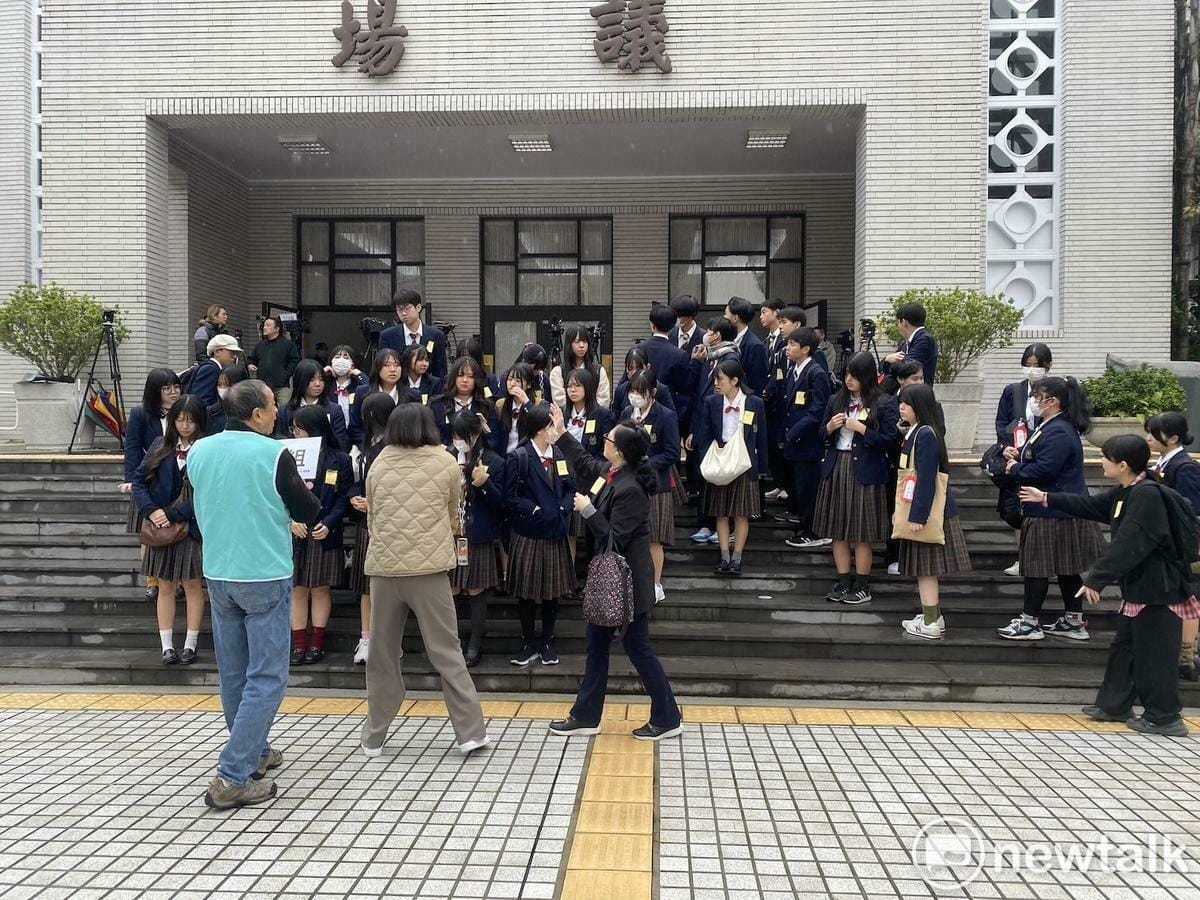 日本沖繩高中生開心在立法院議場前合影留念。 圖：林朝億/攝