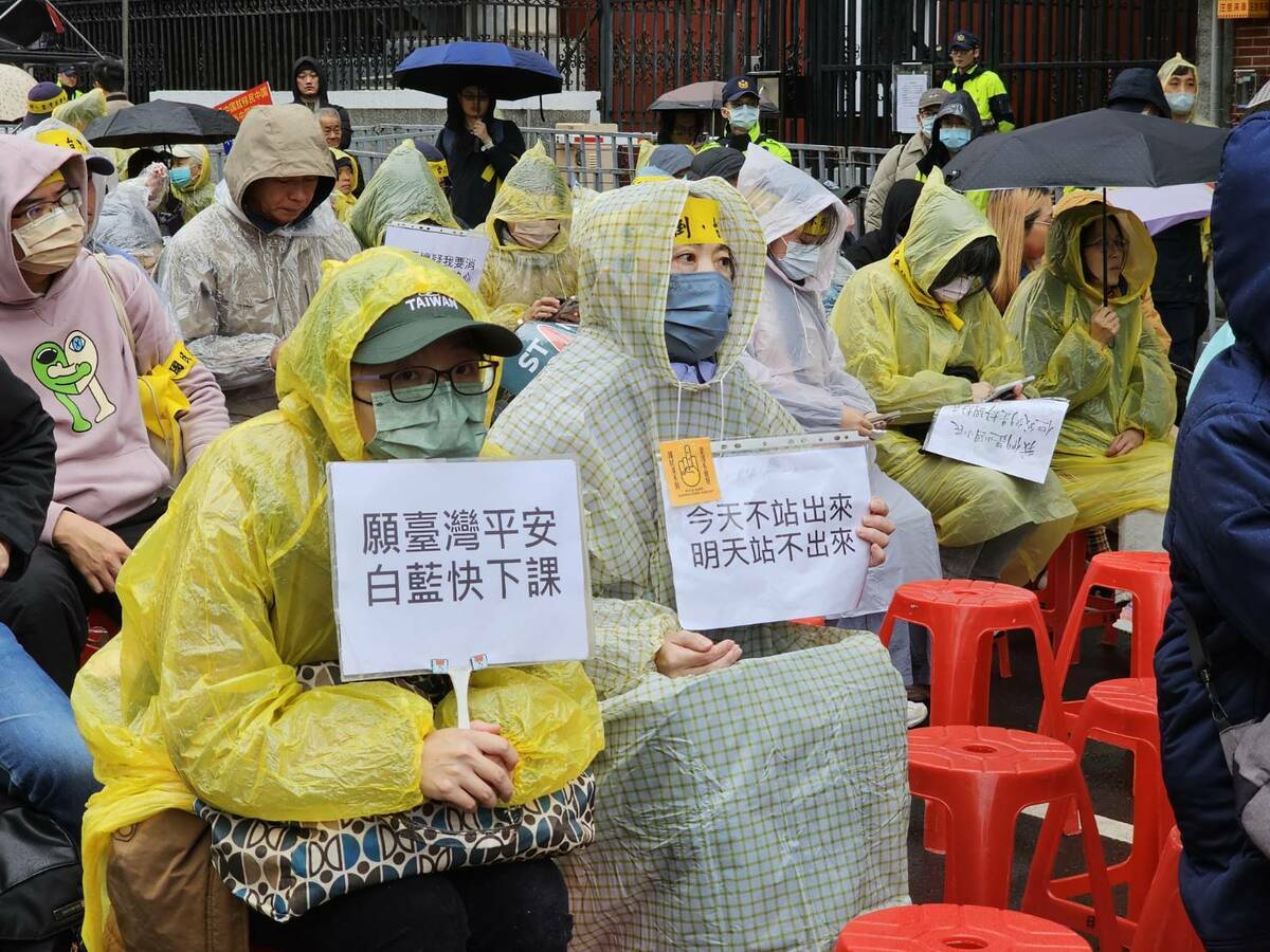 不滿藍白惡罷強行通過惡法，千位「青鳥」不畏天雨集結在立院場外聲援民進黨。 圖：林昀真/攝