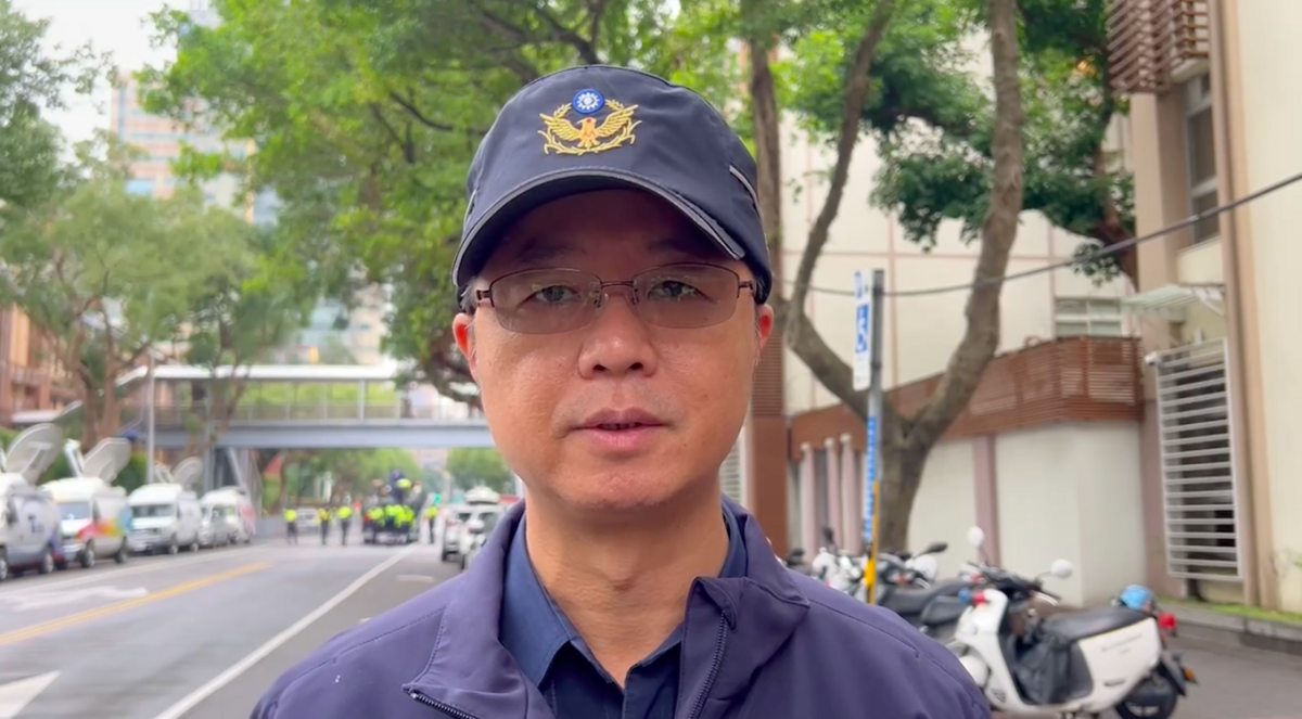 台北市警局中正一分局長張嘉煌說明今（20）日立院周圍警力部署狀況。 圖：翻攝自讀者提供影片