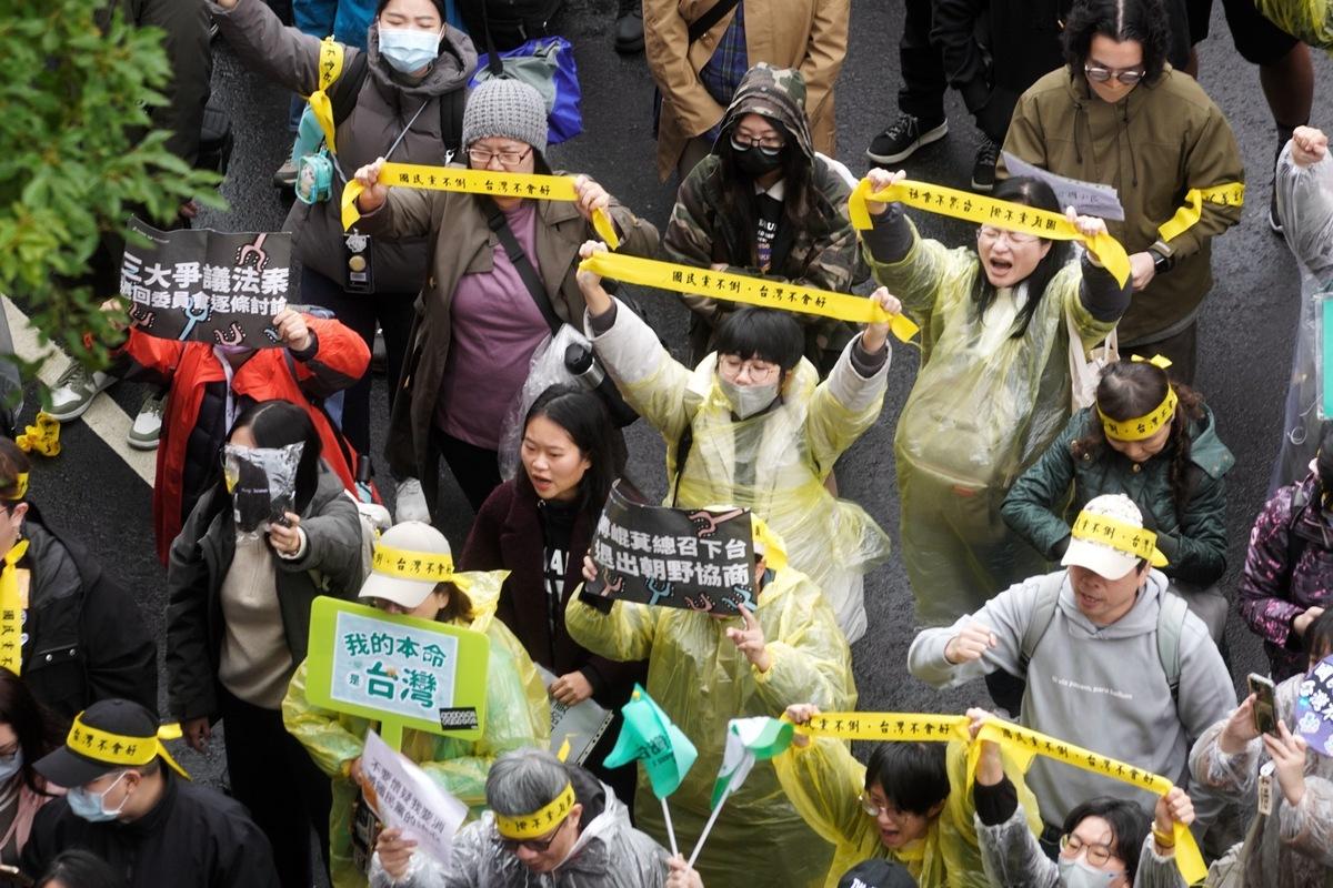 抗議國民黨硬闖三讀《財劃法》、《選罷法》及《憲訴法》，五大公民團體20日持續號召「青鳥」集結立院場外表達不滿心聲。 圖：張良一/攝（資料照）