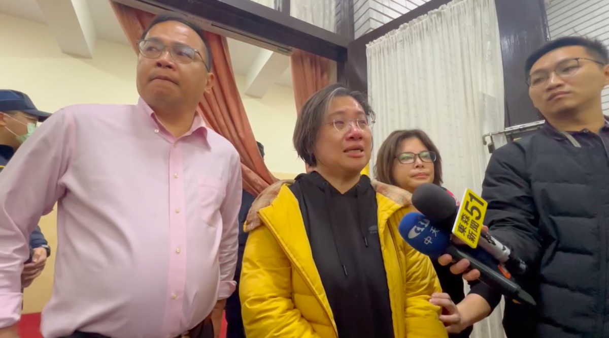 民進黨立委陳培瑜控訴，遭四名藍委重摔狂踹，國民黨這樣對得起台灣人民？ 圖：翻攝自讀者提供影片