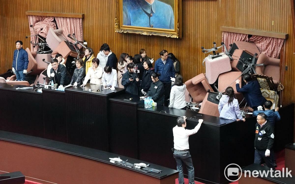 民進黨立委從昨日深夜攻進議場後，隨即將所有出入口堵住，欲阻饒院會通過選罷法修正案等爭議法案。 圖：張良一/攝