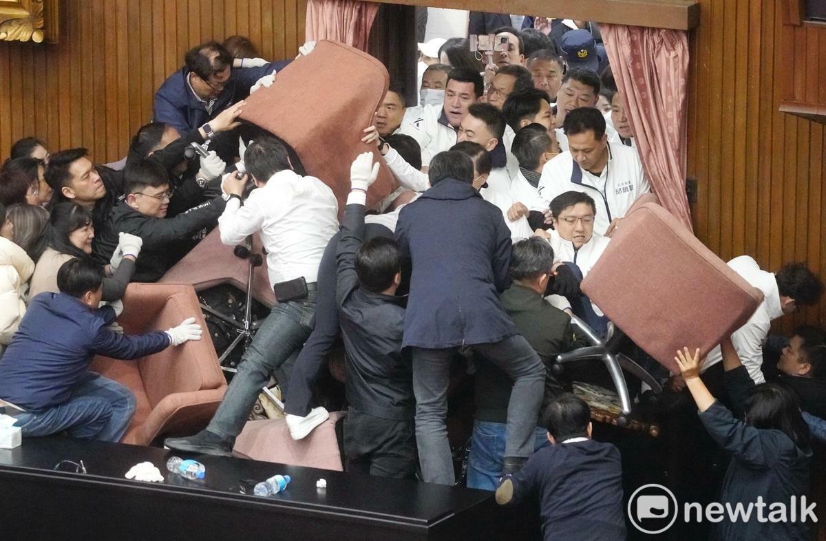 國民黨立委在主席台後方攻出一個破口後，國民黨立委張智倫率先攻進議場內。 圖：張良一/攝（資料照）