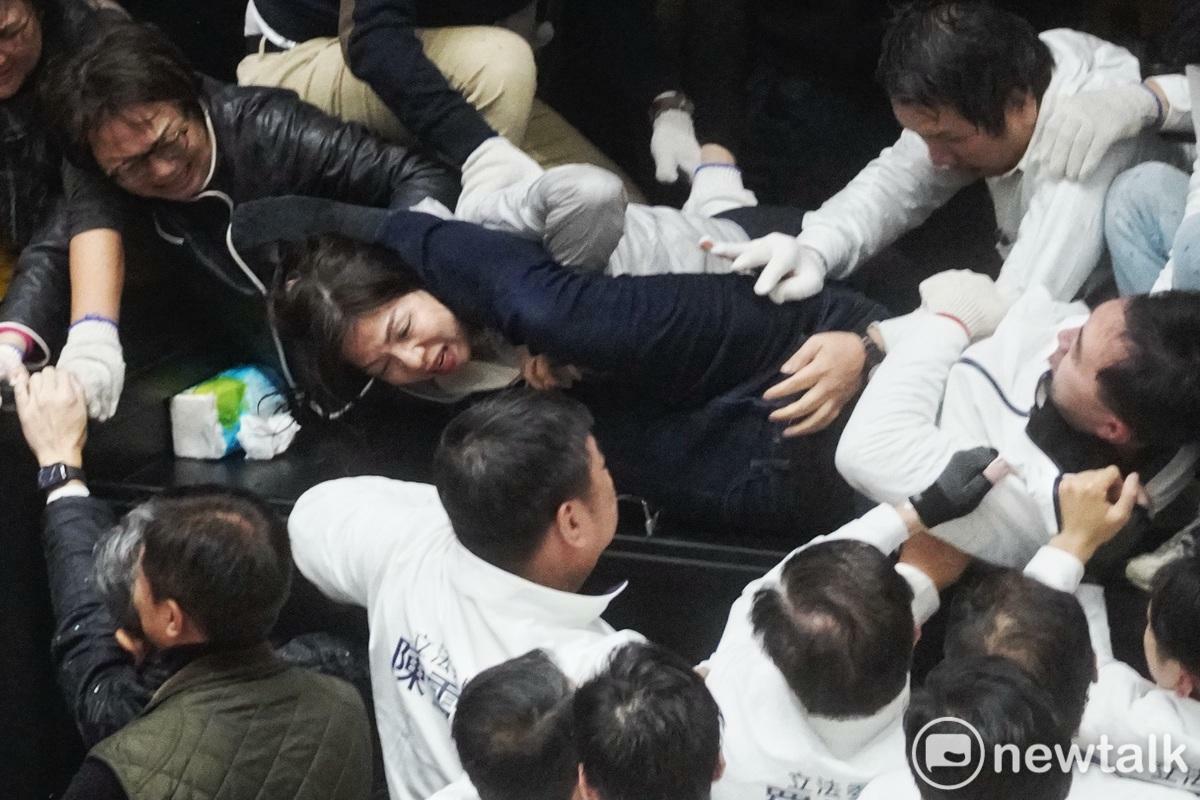 國民黨立委廖先祥以剪刀腳夾住民進黨立委林淑芬。 圖：張良一/攝