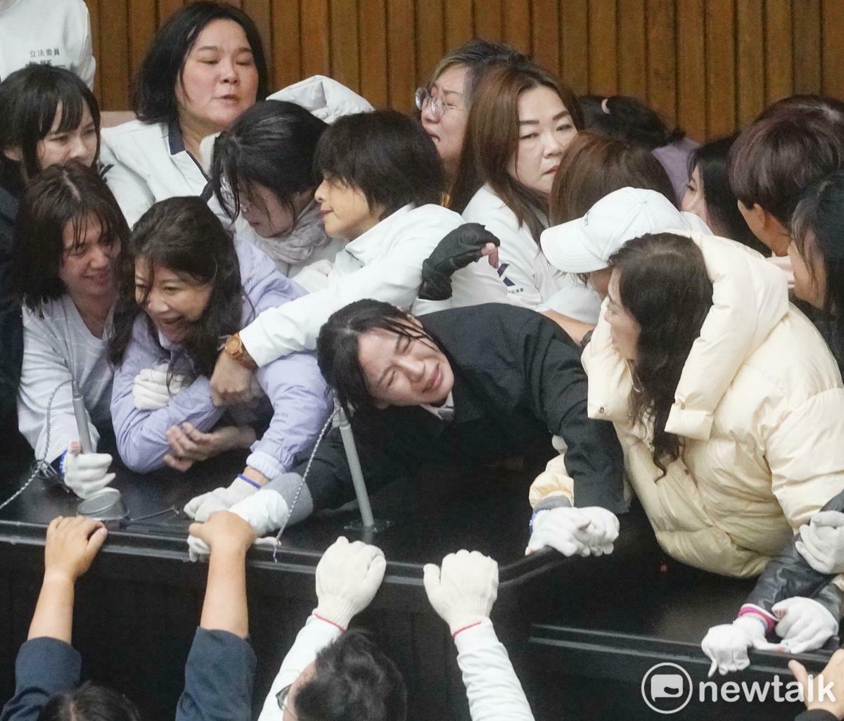國民黨立委陳玉珍、馬文君等人欲將佔據主席台的民進黨立委拖出主席台。 圖：張良一/攝