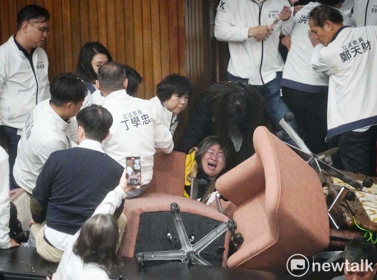 民進黨立委陳培瑜被國民黨立委拖出主席台。 圖：張良一/攝