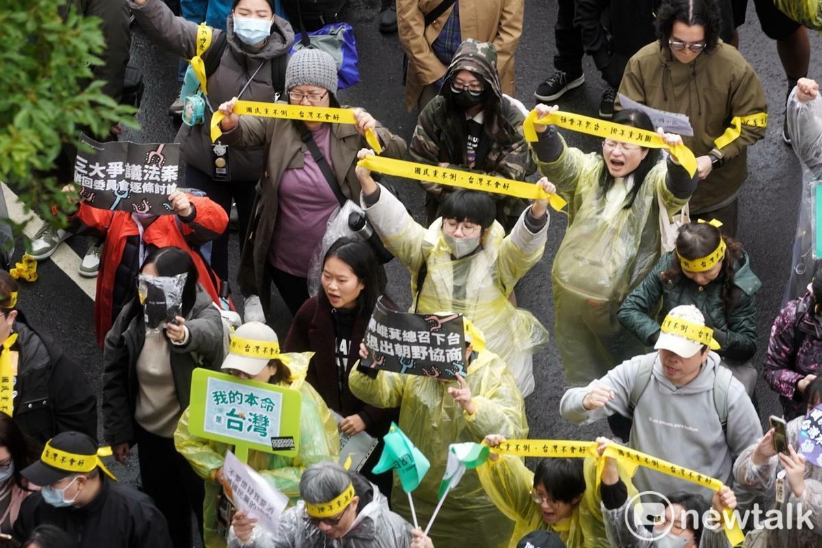 在立法院外的民眾高舉「國民黨不倒 台灣不會好」黃布條，抗議國民黨修惡法。 圖：張良一/攝