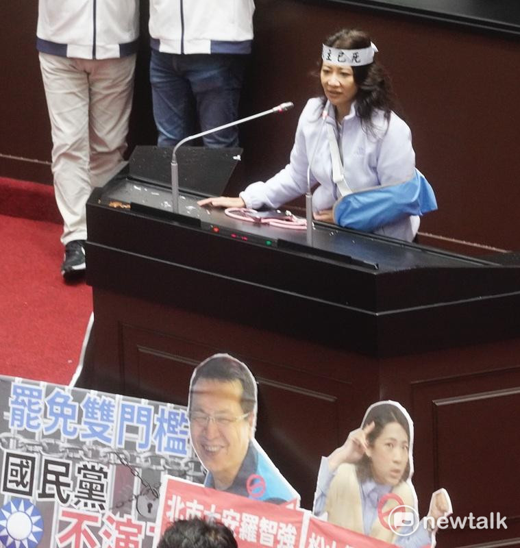 民進黨立委林楚茵負傷發言。 圖：張良一/攝
