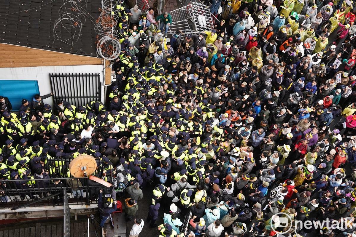 反對國民黨修選罷法修正案的民眾聚集在立法院群賢樓外，當民進黨立委被國民黨立委一個一個被國民黨立委拖出主席台後，群情激憤的民眾一度要衝進立法院。 圖：張良一/攝
