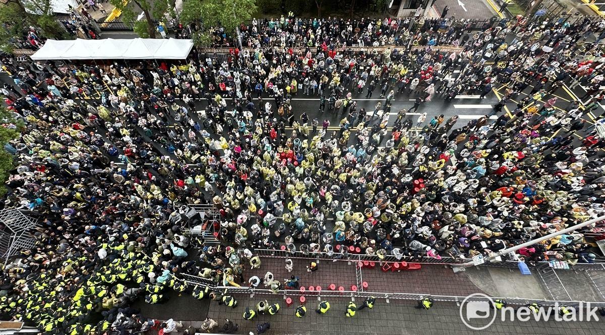 反對國民黨修選罷法修正案的民眾聚集在立法院群賢樓外，當民進黨立委被國民黨立委一個一個被國民黨立委拖出主席台後，群情激憤的民眾一度要衝進立法院。 圖：張良一/攝