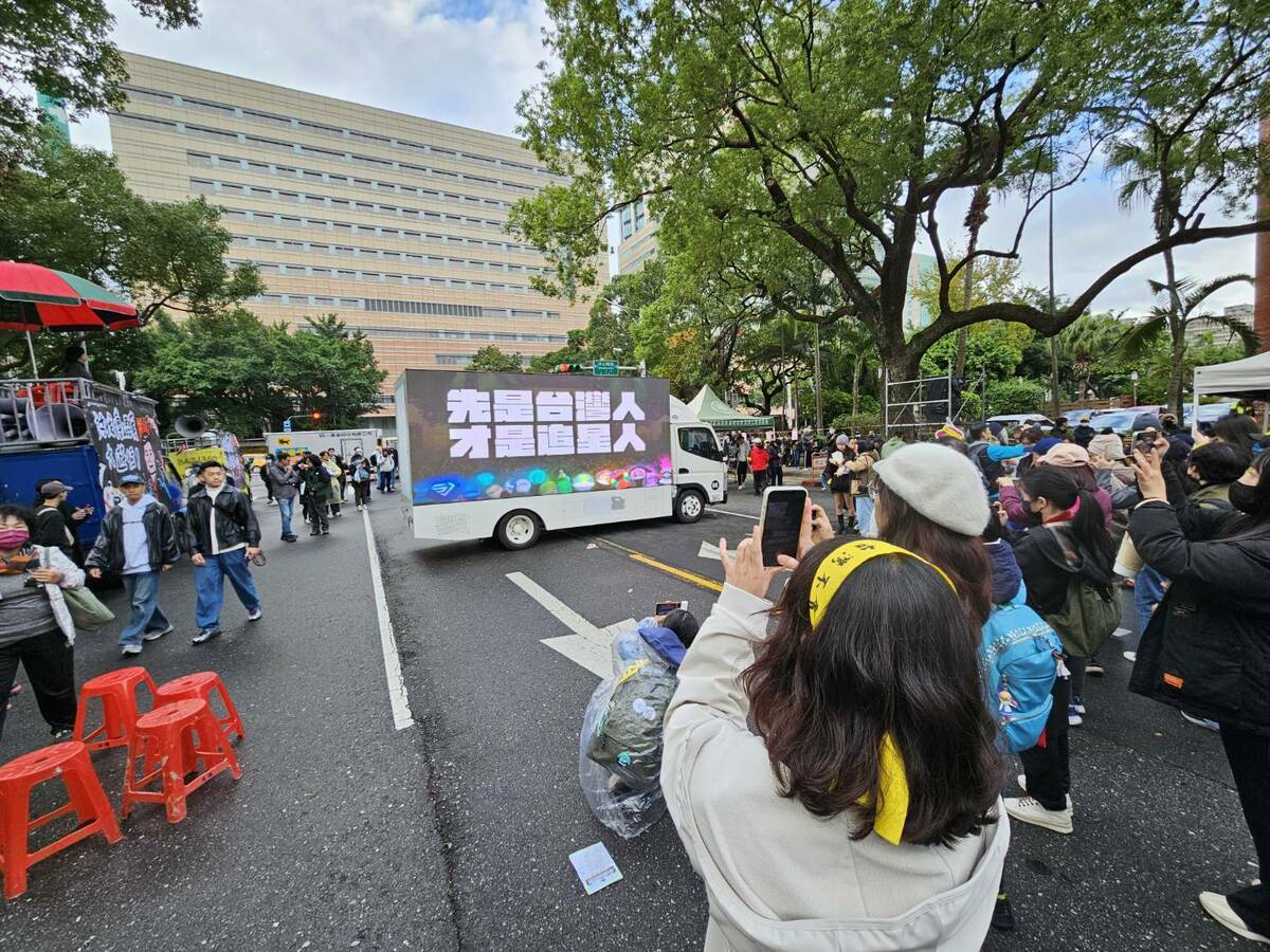 追星人抗議卡車現身立院旁，立刻吸引青鳥們拿起手機記錄。 圖：林昀真／攝