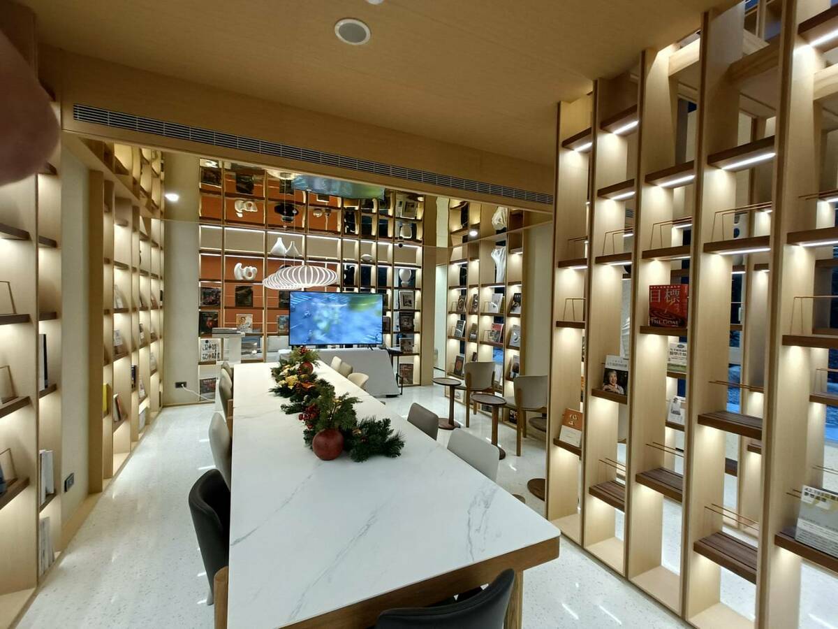 一樓圖書館與敦煌書局合作。 圖：唐復年/攝
