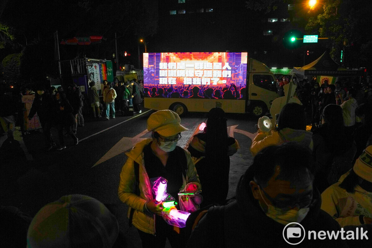 追星民主戰車秀出『我們是一群追星人 謝謝偶像守護我們 現在 換我們了。』和追星人的手燈相互輝映。 圖：張良一/攝