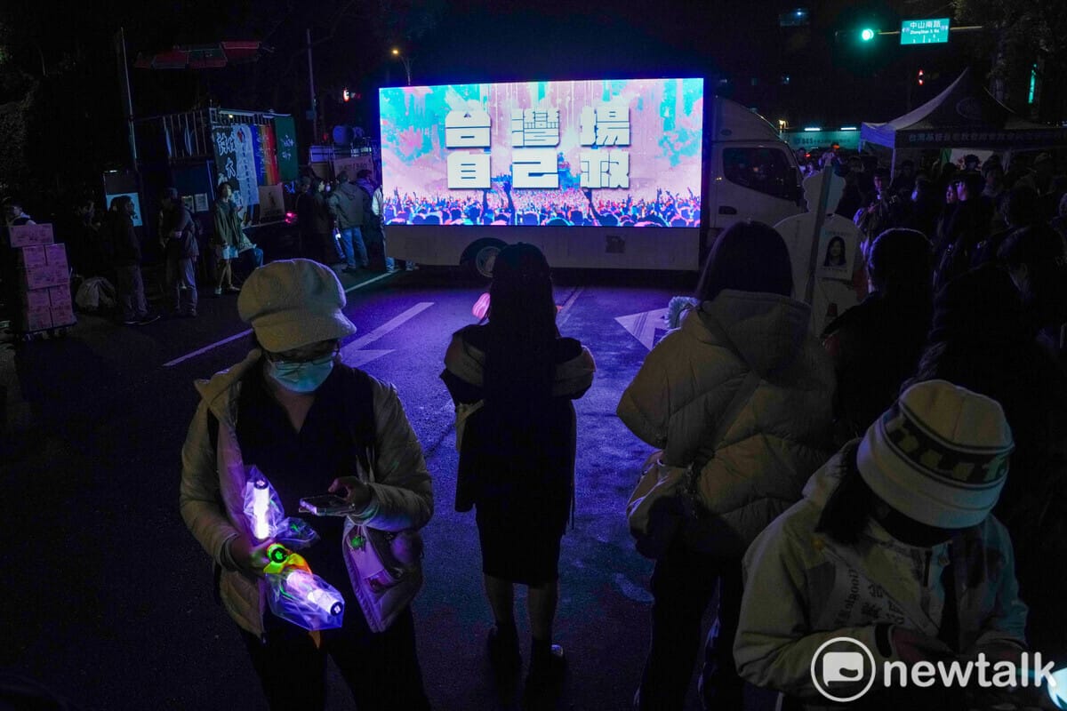 追星民主戰車秀出『台灣場 自己救』讓追星人和抗議民眾紛紛拿起手機紀錄。 圖：張良一/攝