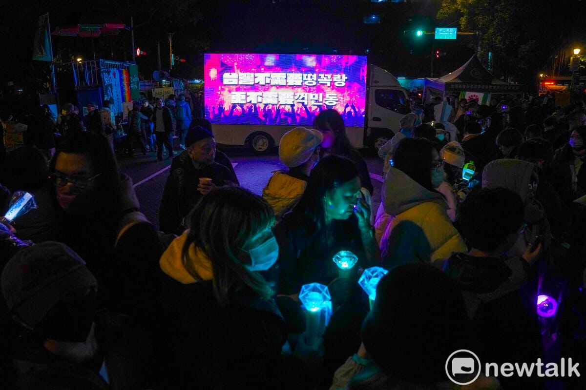 追星人集資出動追星民主戰車出現在立法院外的抗議線場，讓現場民眾相當振奮。 圖：張良一/攝